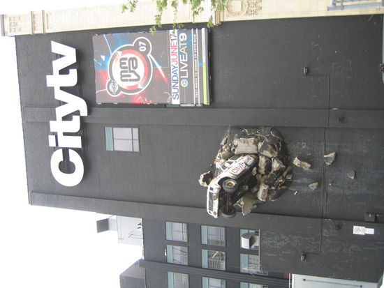 und die interessant gestaltete Hausfassade des City TV