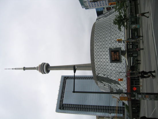 Die Roy Thomson Hall mit den CN Tower