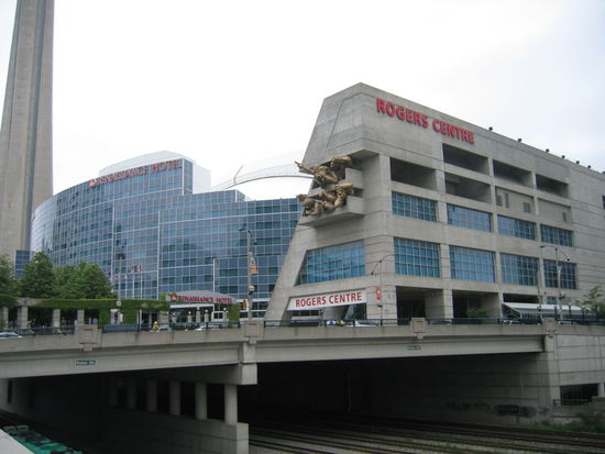 Rogers Center in der Naehe des CN Towers und des Bahnhofes