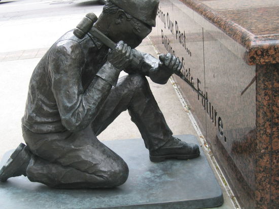 Ein Denkmal fuer stellvertretend 100 Arbeitnehmer die bei ihrer Arbeit ums leben gekommen sind