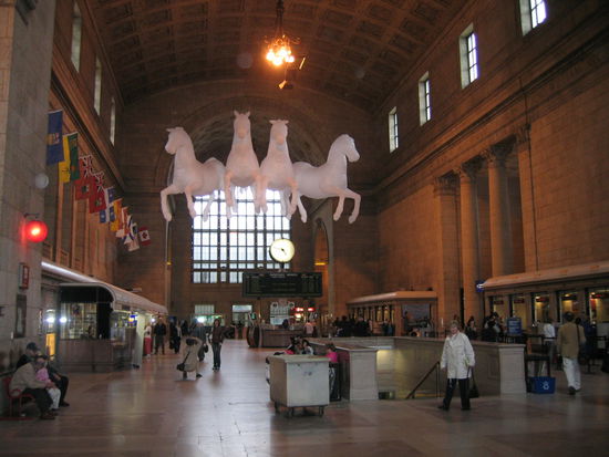 Die Kassenhalle des Hauptbahnhofes mit vier Hengsten eine aufblasbare Kunst