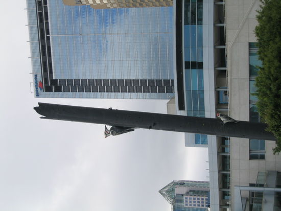 Ein naturbezogenes Kunstwerk zwischen der modernen Hochhausansammlung im Zentrum der Stadt