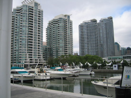 Der Hafen der Stadt am Lake Ontario wird dicht auch von Hochhaeusern umrandet