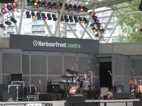 An der Harbourfront beginnt das Vergnuegungsviertel Entertainment Distrikt. Hier gibts laufend Musikveranstaltungen meist mit freiem Eintritt