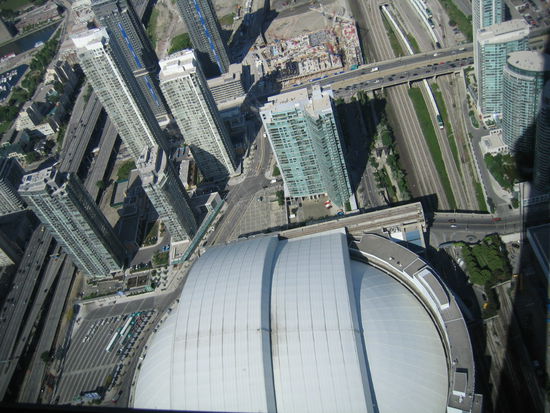 Das an der unteren Kante ist keine Schale, das ist das Kuppeldach des Roger Centers