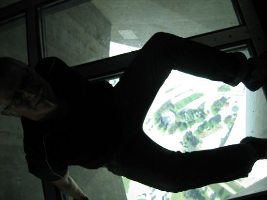 Auf dem Glasboden sitzend als Schattengespenst. 500 m uerber dem Boden, ist nicht fuer jeden eine einfache Sache dies zu tun.