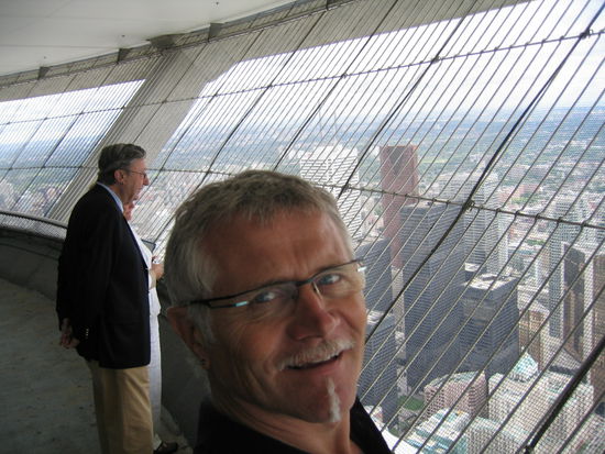 Unterhalb der verglasten Aussichtsterasse ueber Stufen erreichbar ist nur ein Gitter zur Sicherung angebracht. Da kann man den Laerm der Stadt gut hoeren und vor allem den Wind unangenehm spueren!