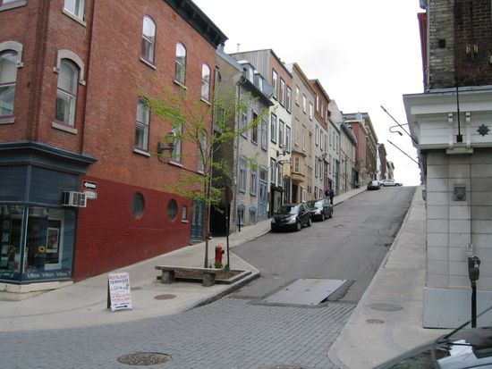 Hier in dieser Strasse gleich neben und innerhalb der Stadtmauer fand ich die Jugendherberge problemlos. Ich werde ich die Naechte in Quebek verbringen