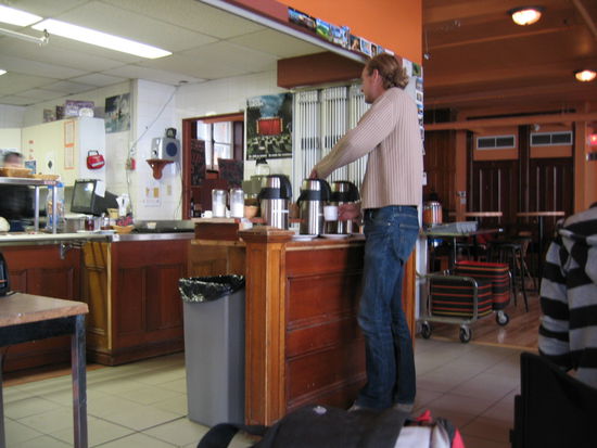 Hier ein Blick in die sehr ordenlich gefuehrte Kueche der Jugendherberge. Hier beim Fruehstueck