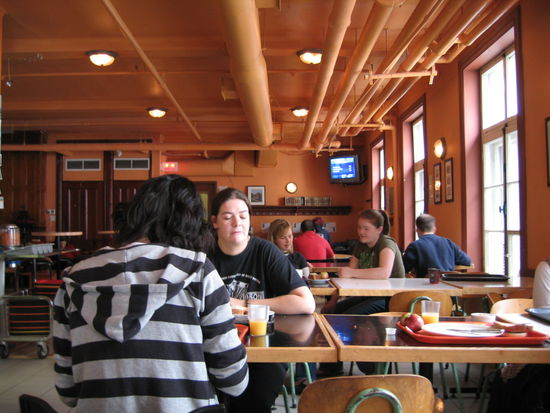 Dieser Blick richtet sich in den Speisraum der Jugendherberge von Quebek