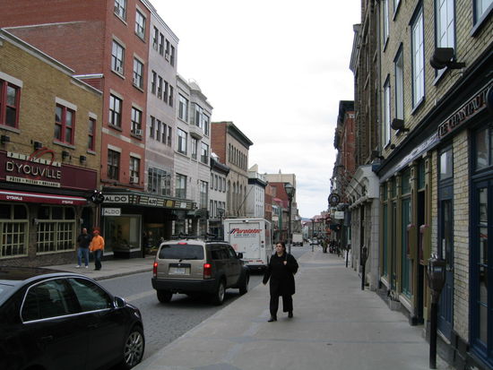 Der  Strassenzug der Saint Jean ist die Einkaufsstrasse der Stadt. Es war, als dieses Foto entstand, nicht besonders freundlich. Es war Windig und kalt. Es gab aber auch dann und wann auch ordentlich viel Sonnenschein.