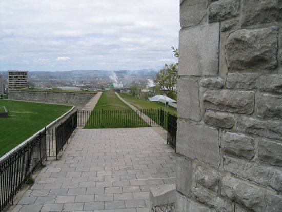 Hier befinde ich mich auf der Stadtmauer, die rundum, um die Stadt voll begehbar ist.