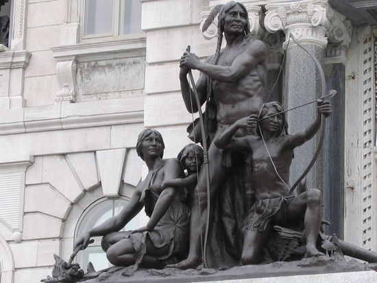 Vor dem Parlamentsgebaeude fand ich dieses Denkmal fuer die Indianer errichtet, die Ureinwohner Canadas und Quebeks.
Der Name Quebek leitet sich vom indianischen Begriff "Kebek", die Enge des Flusses, her!