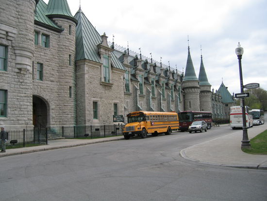 Fuer die britische Arme errichtetes Trainingslager. Davor ein fuer Amerika und Canada typischer Schulbus.