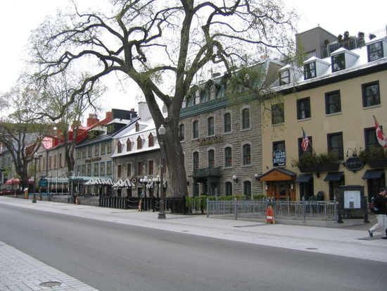 Hotels und Restaurants reihen sich hier auf der Prachtstrasse der Grande Allee aneinander sie gehoert zum  Nobelviertel der Oberstadt.