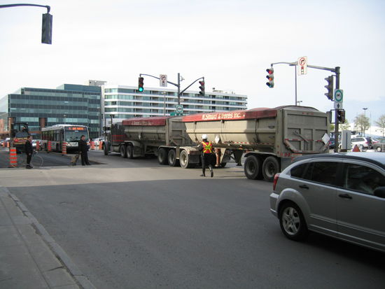 ...und in der Unterstadt herscht geschaeftiges Treiben. Ein LKW-Zug wie er bei uns zu Hause eher selten anzutreffen ist.