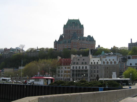 Das hier ist kein Schloss, so wie es aussieht, nein, es ist das eleganteste und nobelste Hotel der Stadt. Das Chateau Frontehac. Billigster Bettpreis 300 CND pro Nacht