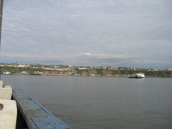 ... hier kann man sehen warum Quebek so strategisch guenstig liegt. Es ist dies die Enge des St. Lorenz Stromes, der hier nur 100 m breit ist. Das ist natuerlich ein strategischer Vorteil in kriegerischen Zeiten, die es hier haeufig gegeben hat.
Ureinwohner, die Indianer, ebenso die Englaender und Franzosen haben sich hier oft ordentlich bekriegt.