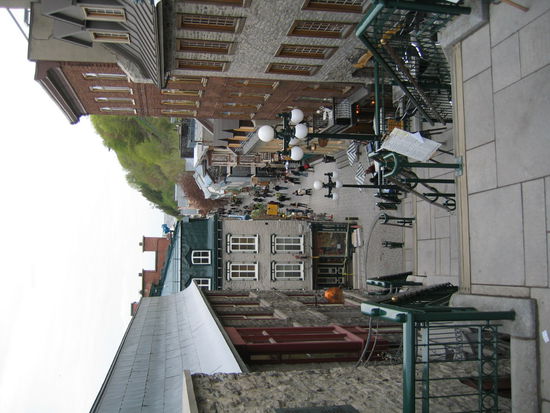 Nochmals ein Blick hinunter in die sehr schoen restaurierte Unterstadt. Wenn das Wetter schoener gewesen waere, ein schoenes Plaetzchen zum sitzen im Freien