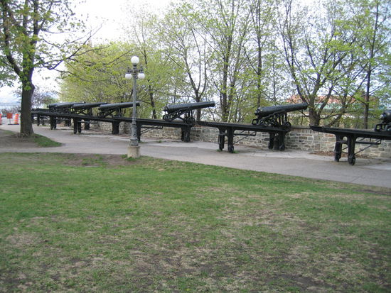 Hier  hat man, begruedet durch die strategische Lage, mit mit Kanonen verteidigt, oder auch angegriffen!