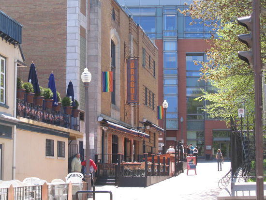 Natuerlich nicht zu vergleichen mit Montreal, aber auch hier gibt es Gaylokale. Hier der "Drague" ein Gayrestaurant mit Kabarett und Disko.