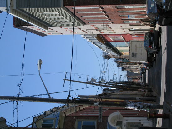 Als ich hoerte, das sehr viele Heizungen in Quebek Elektroheizungen sind, hat es mich nicht mehr gewundert dass diese Masten, unter dieser Last, ordentlich leiden muessen und ganz schief geworden sind. )