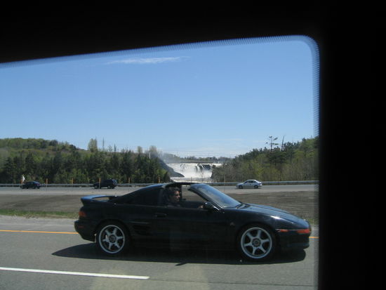Hier ein riesiger Wasserfall in der Naehe von Quebek City, der Porsche hat sich nur so dazwischen gedraengt.
Wieder ein deutscher Wagen!Amerikanische und japanische Autos sind hier haeufig anzutreffen. Was mich wunderte, ich hab die ganze Zeit weder in Montreal noch in Quebek keinen einzigen franzoesischen Wagen gesehen. Kein Renault, kein Peugot und kein Citroen. Mich hats echt verwundert!