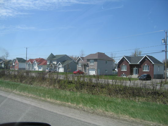 Auf dem Weg von Quebek nach Montreal. Direkt am Highway ohne Schutzzaun und Laermwand stehen hier die Haeuser. Hier gibst das im ganzen Land.