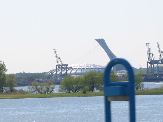 Nochmals das Olypiastadion. Ueber Stiegen kann man den Pfeiler ersteigen.