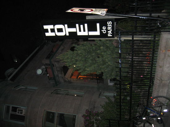 Hier meine neue Bleibe fuer zwei Naechte. Das Hotel de Paris, eine Studentenherberge. Einfach aber gut gepflegt. Auch die Lage ist sehr zentral.