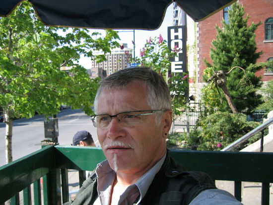 Da lasse ich es mir auf der Sonnenterasse beim Fruehstueck gut gehen