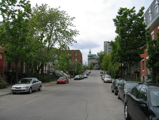 Die vornehme Wohngegend in der das Studentenhotel liegt. Typische Bauten mit Aussenstiege in den Halbstock