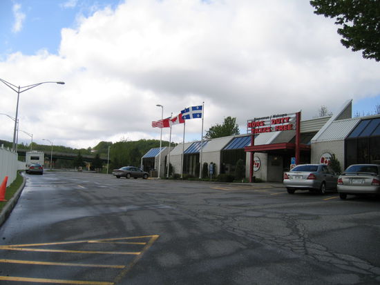 Im Dutyfreeshop konnte ich die notwendigen 6 USD von den uebrig gebliebenen CND einwechseln.