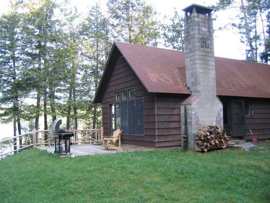 Wie heist so schoen, Holz vor der Huette, und ein gemuetliches Platzerl zum grillen