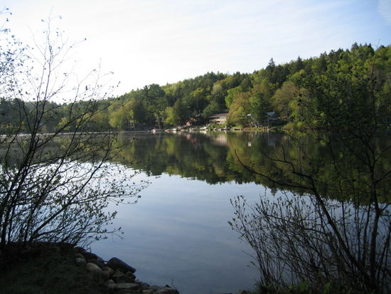 Direkt am See gelegen, ein tolles Grundstueck aber weit abgelegen von der Zivilisation. Fischen ist hier angesagt