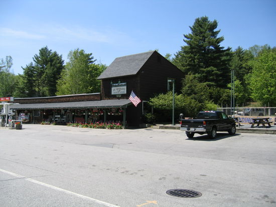 Eine Bushaltestelle auf amerikanisch.
Gemischtwarenhandlung und Gasthaus