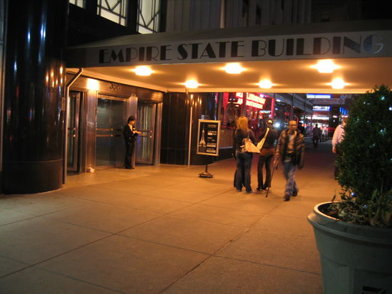 Es ist schon Abend geworden, wie ich am Eingang des Empire State Building eingetroffen bin. Ein ueberwaeltigendes Erlebnis!
