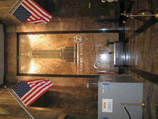 In der Eingangshalle wird der Eindruck der Grosse nochmals dokumentiert.
Ich besorgte mir gleich die Eintrittskarte fuer die Liftfahrt auf die Aussichtsterasse fuer den naechsten Tag. Ich verhindere dadurch naechsten Tag mich bei einer Besucherschlange mich anstellen zu muessen! 
Preis fuer die Liftfahrt: 18 USD