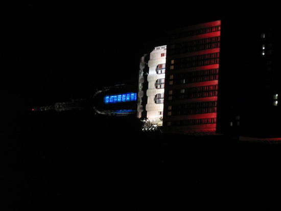 In der Nacht in rot, weiss und blauer Beleuchtung, gibt  sich das Empire State Building ganz vornehm.