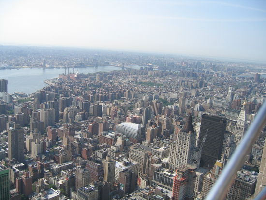 Hier ist der Blick gegen Sueden gerichtet, mit auf dem Bild der East River.