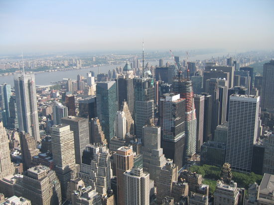 Richtung Norden mit Hudson River und im Bereich des oberen rechten Randes auch ein Stueck vom Central Park zu sehe