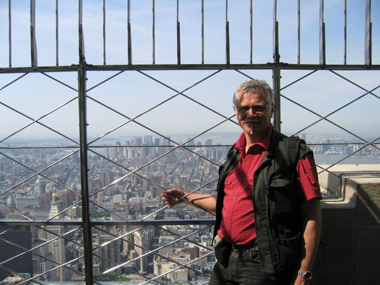 Gerhard im Bild vor der Sihlouette New Yorks City. Ueber der rechten Hand am Kreuzungspunkt der Gitterstaebe ist der Twintower des World Trad Centers gestanden.