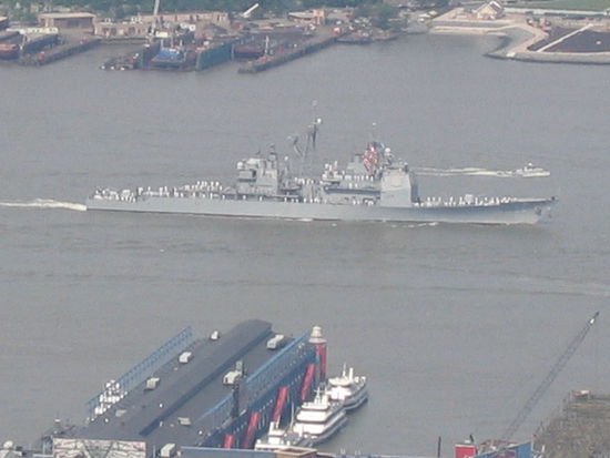 Ein Teil der Marine hat Landurlaub und kommt gerade zuruck. Zur Begruessung sind die Matrosen zur Parade angetreten.