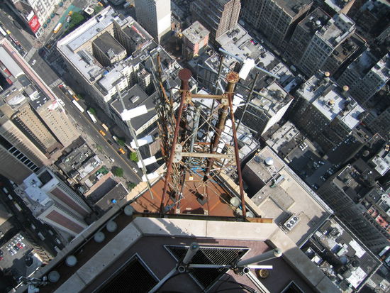 ... und zwischendurch ein Blick in die Tiefe so wie in die Kamera nur sehen konnte, weil durch das Gitter hindurchgesteckt. Wir sind zwar hier auf der Freiterasse aber Gitterstaebe verhindern diese Blickmoeglichkeit.