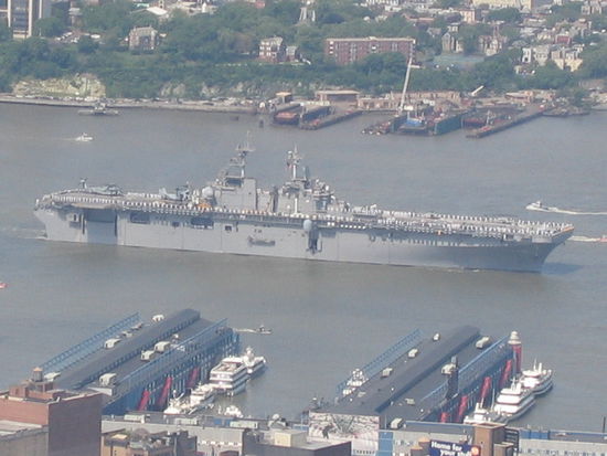 In der Zwischenzeit ist auch der Flugzeugtraeger mit Hubschraubern an Bord eingefahren. Ein ordentlicher Brocken! Die Mitglieder der Besatzungen konnte man in den naechsten Tagen ueberall in der Stadt sehen.