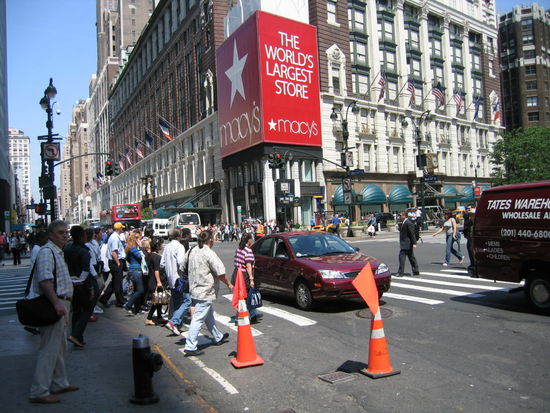 Auf der Fith Avenue das World's largest Store, nach Eigenwerbung. Schaun ma halt mal rein, dacht ich mir.