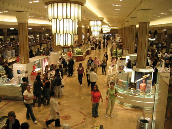 Im Erdgeschoss und in den darueberliegenden Geschossen ist Tatsaechlich soviel angeboten, dass man hier einige Stunden verbringen koennte um alles zu sehen