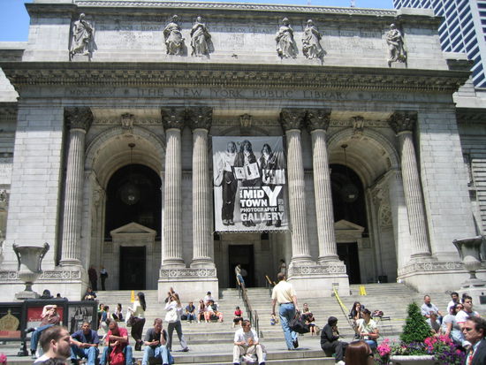 Die stadtische Bibliothek hat hier einiges Fur den Geist zu bieten, und davor auf den sonnenbeschienen Stufen wird das Mittagsmal verzehrt oder ausgerastet und erholt