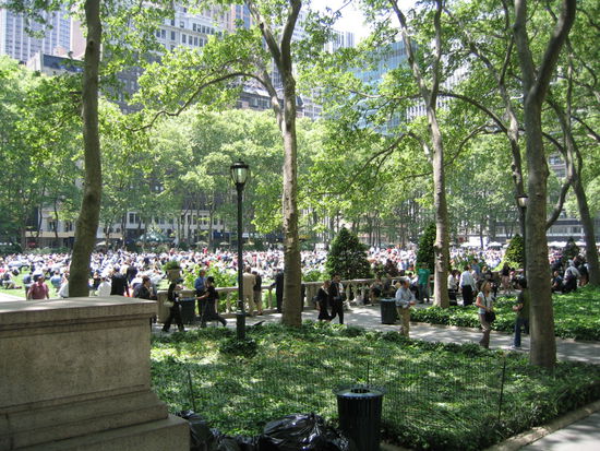 Geleich dahinter ist der Bryant Park. Er ist bekannt dafuer, bei solchem Prachwetter Zentrum der Mittagspause suchenden ist. Da gibt es ueberall freie Tischchen um seine mitgebrachte oder dort vor Ort gekauftes Mittagsmal einzunehmen.