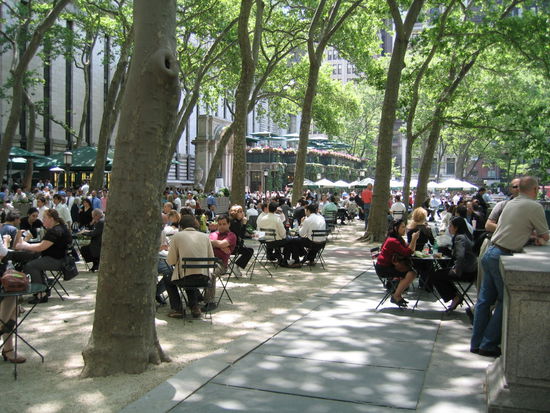 Da gibt es einiges zu sehen und zu plaudern und man vergoennt es ihnen wenn man ihnen zuschaut wie wohl sie sich da fuehlen.